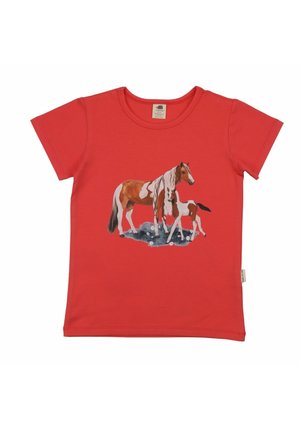 Rotes T-Shirt mit kurzen Ärmeln und einem aufgedruckten Motiv eines braun-weißen Pferds, das neben einem Fohlen auf einem Fleck Gras und Blumen steht.