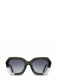 Groene hoekige zonnebril met gradient lenzen en transparante accenten aan de randen. Dikke, matte montuur met een onderscheidende hexagonale vorm.