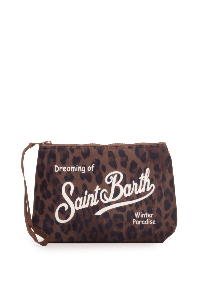 Pouch con stampa leopardata marrone e chiusura con zip, con testo bianco: "Sognando un Paradiso Invernale a Saint Barth." Design compatto con un cinturino da polso.