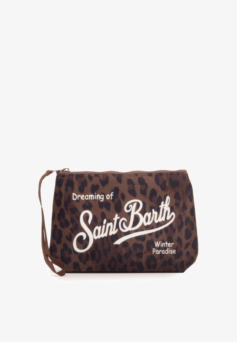 Pouch con stampa leopardata marrone e chiusura con zip, con testo bianco: "Sognando un Paradiso Invernale a Saint Barth." Design compatto con un cinturino da polso.