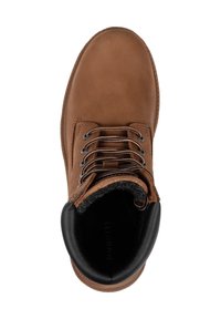 Botte en cuir marron avec un bout arrondi, un intérieur noir et un lacet texturé. Dispose d'un revers en feutre gris doux et d'une couture contrastée.