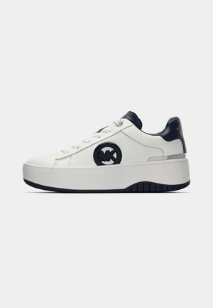 Baskets à plateforme blanches avec semelle noire, col de talon noir et logo "MK" noir sur le côté, avec lacets blancs et détails de couture.
