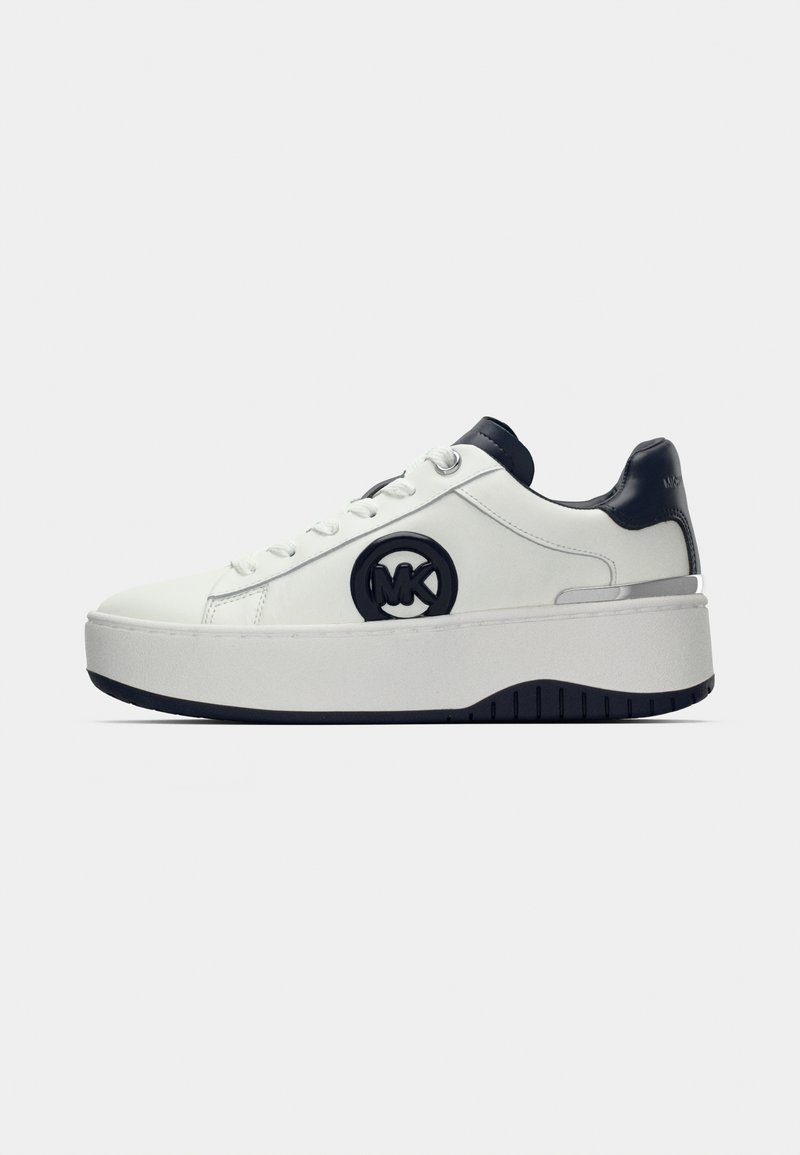 Baskets à plateforme blanches avec semelle noire, col de talon noir et logo "MK" noir sur le côté, avec lacets blancs et détails de couture.