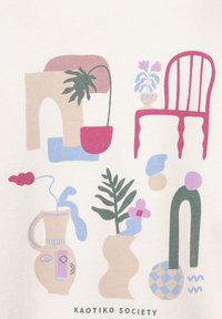 Εικονογράφηση που περιλαμβάνει αφηρημένα σχήματα: μια ροζ καρέκλα, φυτά σε γλάστρες, βάζα σε μπεζ και παστέλ χρώματα, με μπλε και πράσινες λεπτομέρειες.