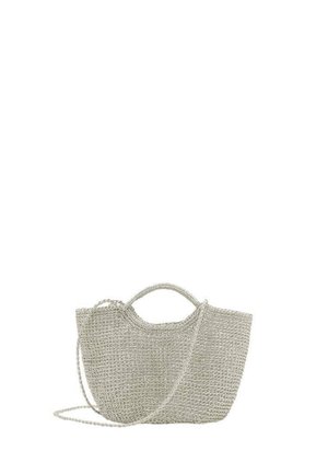 Beige gevlochten strooien tote tas met korte handvatten en een lange schouderriem op een witte achtergrond.