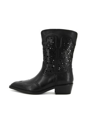 Stivale da cowboy in pelle nera con disegni floreali intagliati, punta a punta, tacco basso a blocco e cuciture decorative sulla parte anteriore.
