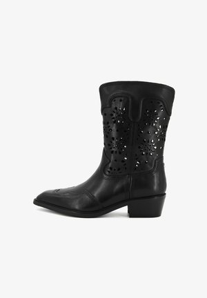 Stivale da cowboy in pelle nera con disegni floreali intagliati, punta a punta, tacco basso a blocco e cuciture decorative sulla parte anteriore.