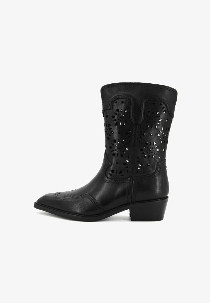 Stivale da cowboy in pelle nera con disegni floreali intagliati, punta a punta, tacco basso a blocco e cuciture decorative sulla parte anteriore.