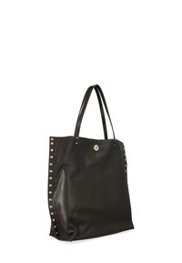 Borsa tote in pelle marrone con borchie metalliche lungo un lato, due manici robusti e una chiusura circolare nella parte superiore.