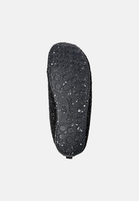 Suela de zapatilla negra con material de goma texturizado, con patrones de agarre circulares y un diseño plano. Logo de "Camper" y tamaño 42 grabados.
