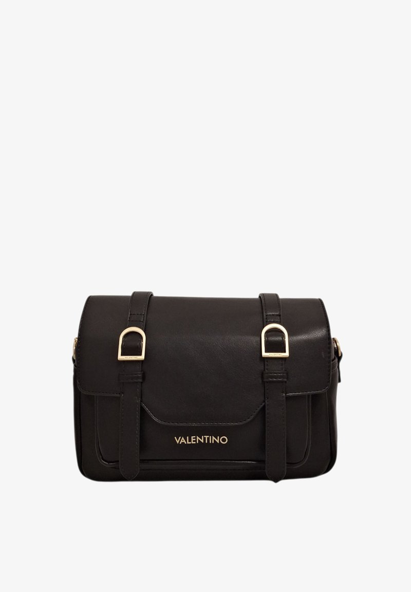 Borsa a mano in pelle nera con ferrature color oro, chiusura a patta e due tracolle regolabili. Presenta un logo sul davanti e un design strutturato.