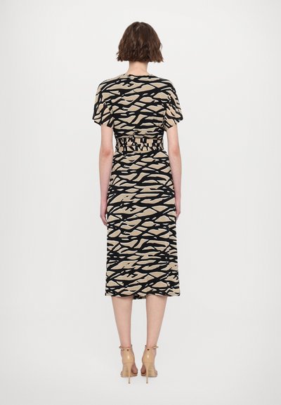 Vestido con un patrón abstracto en tonos beige y negro, mangas cortas, cintura ajustada y una silueta hasta la rodilla. Textura de tela suave.