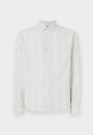 Camisa de manga longa cinza claro com riscas verticais brancas, fecho frontal com botões e um colarinho clássico. Apresenta detalhes nas mangas.