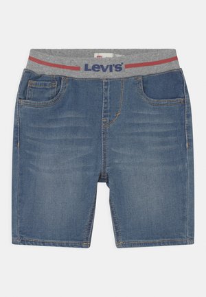 Pantalones cortos de mezclilla con un lavado azul desvanecido, diseño estándar de cinco bolsillos y cinturilla elástica gris con detalles del logo de Levi's en rojo y azul.