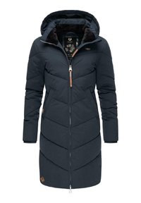 Mörkblå puffjacka med huva, som har chevron-quilting, en framzipper och fuskpälsfoder. Inkluderar läderdetaljer och sidofickor.