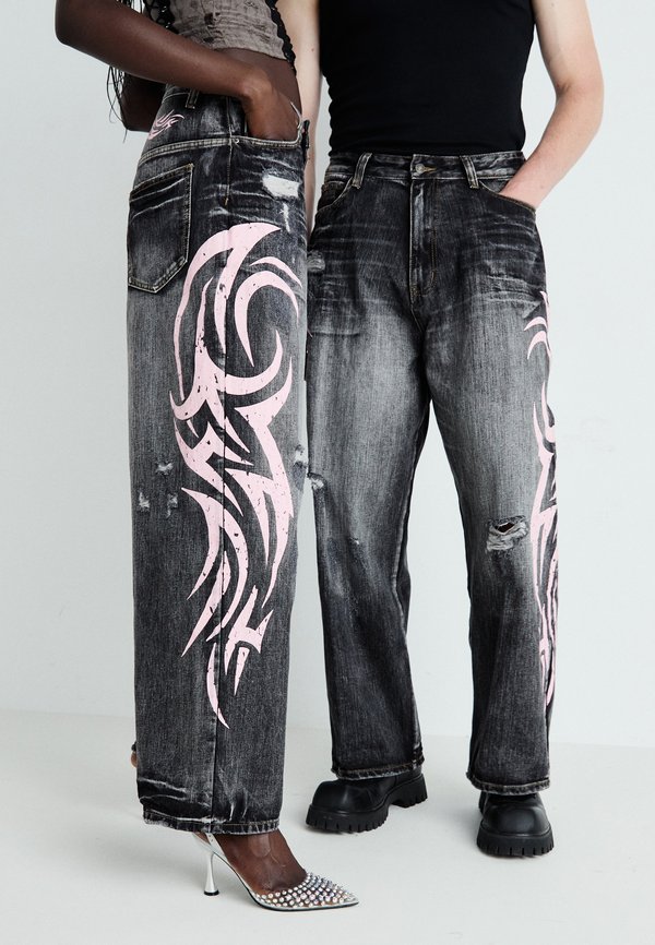 TATTOO XL COLOSSUS UNISEX - Loose Jeans