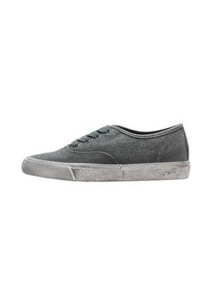 Sneaker in tela grigia a taglio basso con lacci e suola in gomma bianca usurata, mostrata di lato su sfondo bianco.