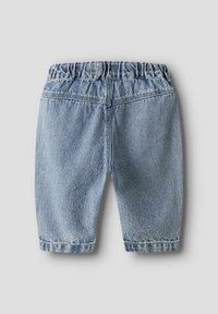 Modri denim kratke hlače z elastičnim pasom, svetlim pranjem, zavihanim robom in klasičnimi šivi.