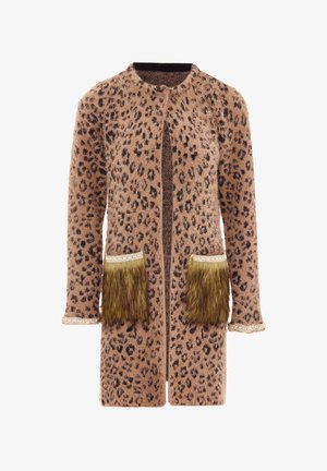 Płaszcz w panterkę z miękkiego brązowego materiału, z fałszywymi futrzanymi kieszeniami, koronkowym wykończeniem i otwartym przodem. Długie rękawy i długość do kolan.