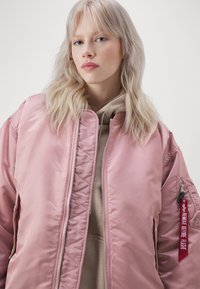 Alpha Industries CORE - Μπουφάν τύπου bomber - silver pink