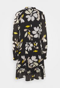 Černé květinové šaty s velkými bílými, žlutými a béžovými květy, dlouhými rukávy, přiléhavým pasem a volnou sukní se smockovanými manžetami.