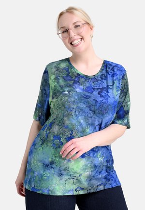 MIT BLUMENMUSTER  - Print T-shirt - blue/green