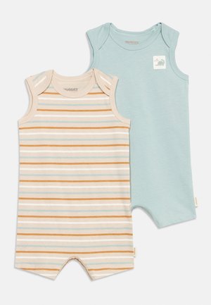 Dos peleles sin mangas para bebé; uno con rayas marrones, blancas y azules, y el otro de color azul claro sólido con un pequeño parche de dinosaurio en el pecho.