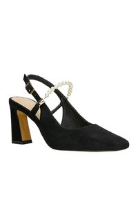 Černá semišová slingback bota s špičatou špičkou, blokovým podpatkem a páskem zdobeným perlami. Obsahuje zlatou sponu pro nastavení.