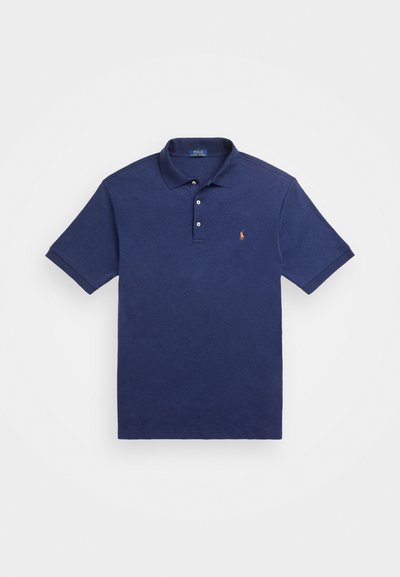 Mørkeblå polo skjorte laget av bomull, med klassisk krage, korte ermer og en liten brodert logo på venstre bryst.