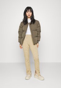 Gina Tricot Petite SIGNE  - Calças - beige