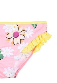 Costume da bagno floreale rosa con bordo arricciato giallo, caratterizzato da margherite bianche e un fiore centrale viola. Tessuto liscio con cintura elastica.