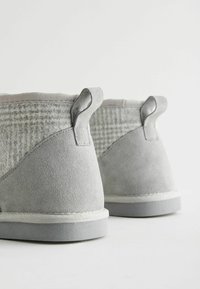Next REGULAR FIT - CHECKED - Talvesaapad - grey