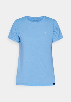Gaiši zils īsām piedurknēm T-krekls, kas izgatavots no mīkstas auduma. Tam ir apaļa kakla izgriezums un mazs balts logotips kreisajā krūtīs.