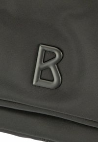 Zwarte stoffen tas met een opgehoogd "B"-logo. Het materiaal heeft een geribbeld oppervlak met zichtbare stiknaden en een strak ontwerp.