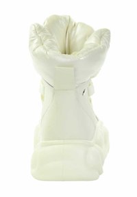 Białe sneakersy wysokie z puszystą, pikowaną cholewką, teksturowaną gumową podeszwą i regulowanymi paskami do zapięcia.