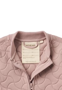 Vadderad, dammigt rosa sweatshirt med ribbad krage och dragkedjestängning. Har en etikett för tvättråd invändigt med plats för ett namn.