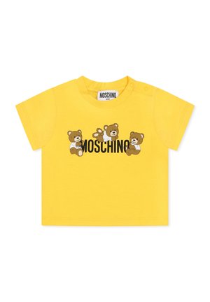 T-shirt giallo di cotone a maniche corte con tre grafiche di orsi e testo 'MOSCHINO' in nero. Chiusure a scatto sulla spalla per una facile vestibilità.