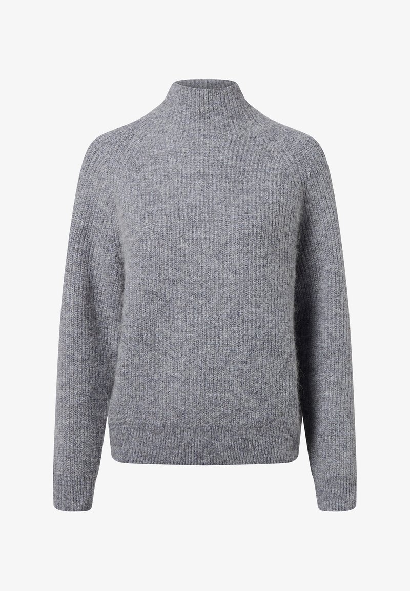 Grijze gebreide trui met een hoge kraag, lange mouwen en een ontspannen pasvorm. De stof heeft een gestructureerde, zachte uitstraling met een subtiel patroon.