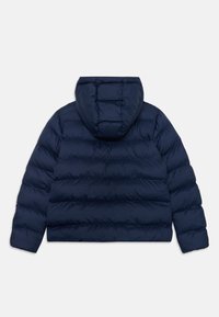 Tamsiai mėlynas pūkų anorakas su kapišonu, turintis quilted dizainą ir paminkštintą tekstūrą. Nugaros vaizdas rodo storas horizontalias siūles.