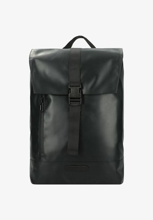 Zaino nero realizzato in materiale durevole e testurizzato. Presenta una chiusura roll-top, una tasca anteriore con zip e spallacci regolabili. Design minimale.