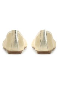 Beige bőrcipők fényes ezüst sarkú kiemeléssel, lapos talppal és sima textúrával. Főbb jellemzőjük a varrott részletezés és a lekerekített forma.