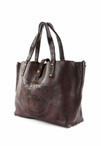 Borsa tote in pelle marrone con borchie in metallo, caratterizzata da un design e logo impresso. Doppi manici e apertura superiore per un facile accesso. Superficie testurizzata.