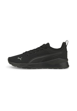 Czarny but do biegania Puma z siateczkową cholewką, sznurowaniem z przodu i miękką podeszwą, pokazany z profilu bocznego.