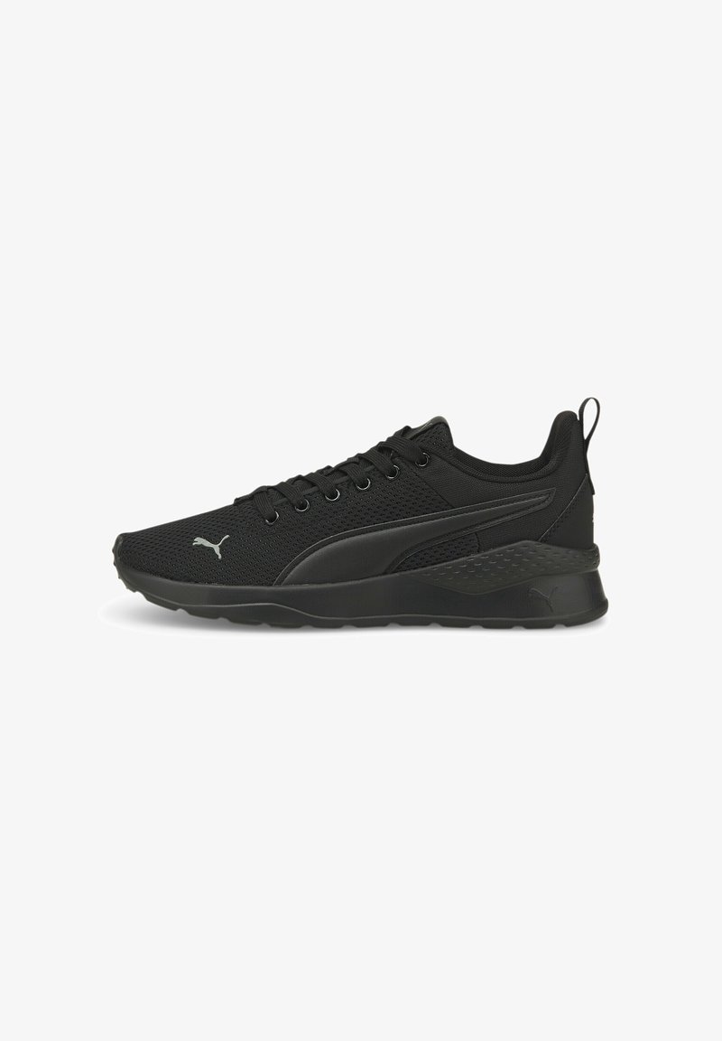 Chaussure de course noire Puma avec dessus en mesh, lacets à l’avant et semelle coussinée, vue de profil.