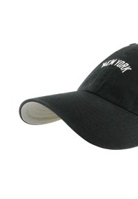 Gorra de béisbol negra con visera curva y texto bordado en blanco que dice "NEW YORK" en la parte frontal, mostrada sobre un fondo blanco.