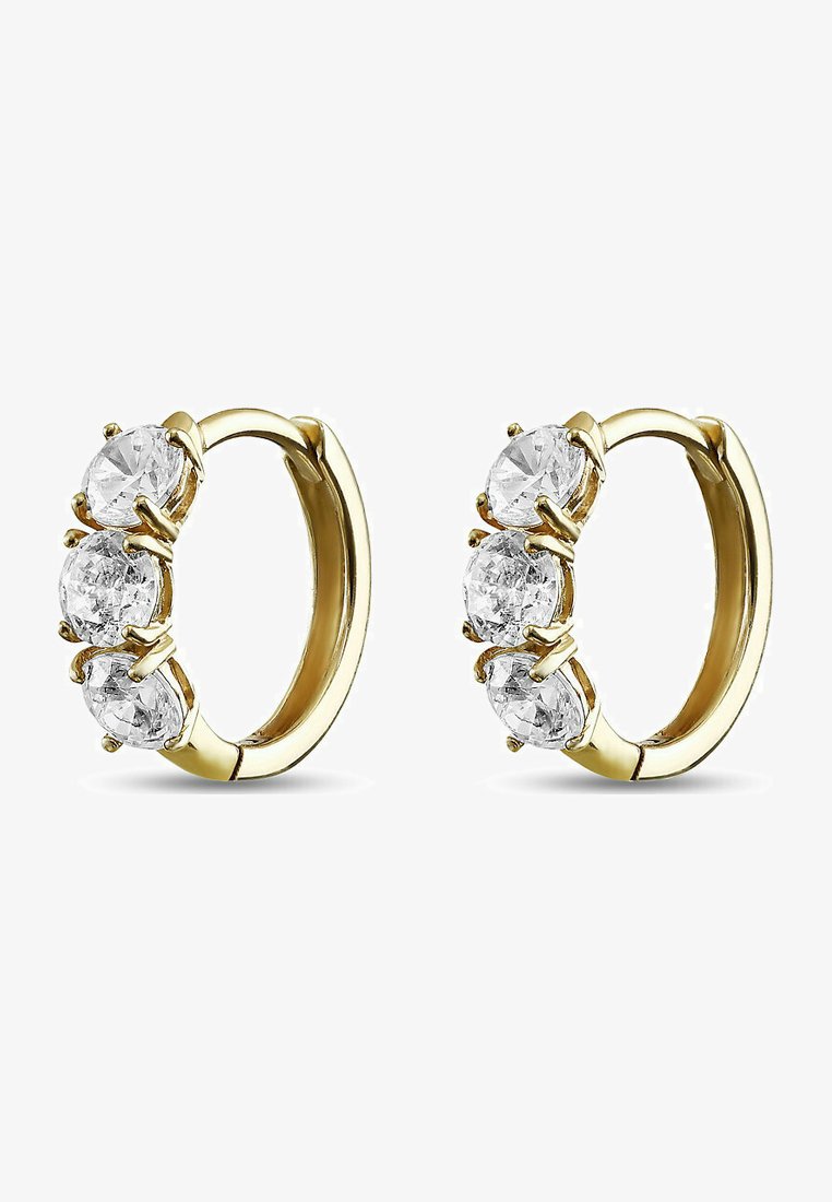 Orecchini a cerchio in oro con tre gemme rotonde e trasparenti incastonate a griffe, finitura liscia e design circolare.