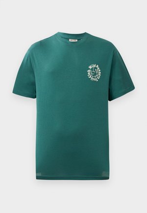 Turkizna majica kratkih rukava s okruglim izrezom, s malim bijelim grafičkim prikazom ptice i kružnim tekstom "Wild Runners Trail Club" na prsima.