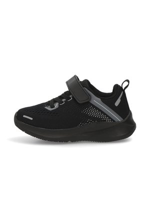 Zapatilla deportiva negra con parte superior de malla, correa ajustable y cierre de cordones. Presenta acentos grises y una suela de goma texturizada.