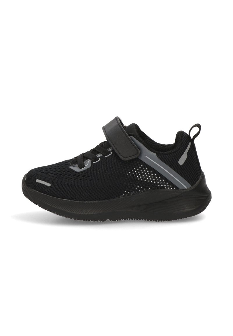 Zapatilla deportiva negra con parte superior de malla, correa ajustable y cierre de cordones. Presenta acentos grises y una suela de goma texturizada.