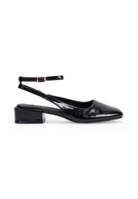 Chaussure slingback en vernis noir avec un bout pointu, une sangle de cheville réglable et un petit talon carré. Texture lisse et finition brillante.